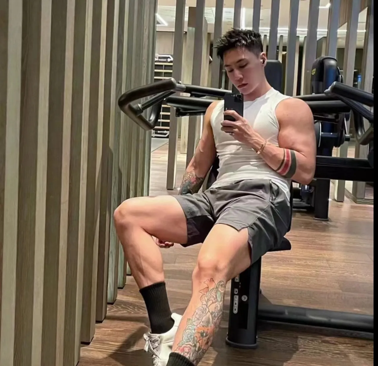 Tony - 27岁专业男按摩师，精通精油按摩、泰式按摩，贴心服务